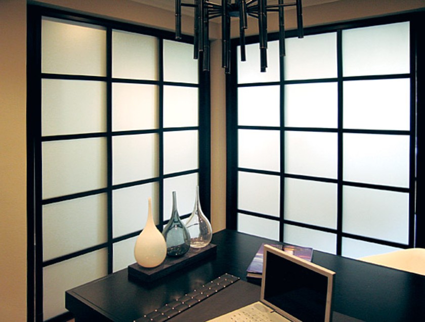 Угловая перегородка в японском стиле с матовым стеклом Кропоткин