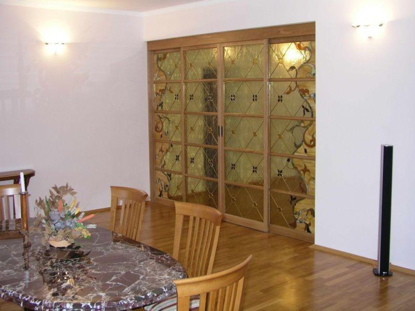 Перегородка для гостиной с цветным стеклом и декоративными вставками Кропоткин