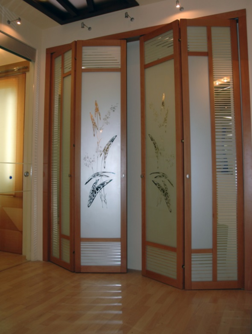 Широкие двери гармошка с матовым стеклом и рисунком Кропоткин