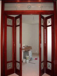 Дверь гармошка с декоративными стеклянными вставками Кропоткин